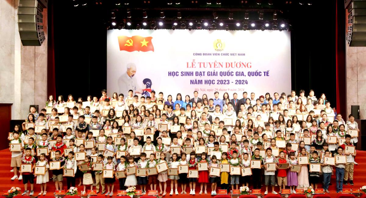 4 học sinh là con của đoàn viên công đoàn các đơn vị thuộc Công đoàn Học viện Báo chí và Tuyên truyền được vinh danh tại Lễ Tuyên dương học sinh đạt giải quốc gia, quốc tế năm học 2023-2024
